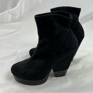 BCBG BLACK SUEDE ANKLE BOOTS 8.5